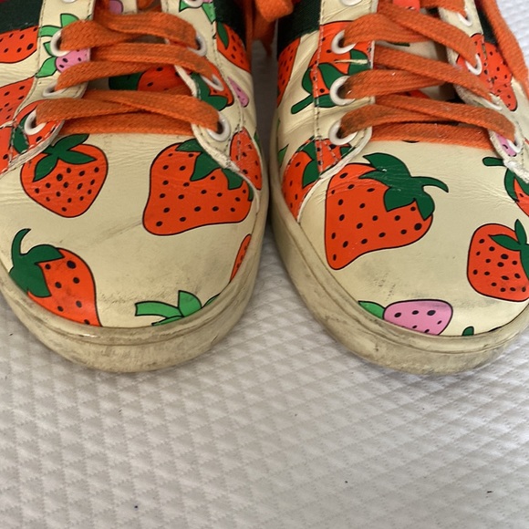 Gucci Ace Strawberry Print Leather Sneakers in Cream & Red, Size 39.5 - Picture 3 of 8
